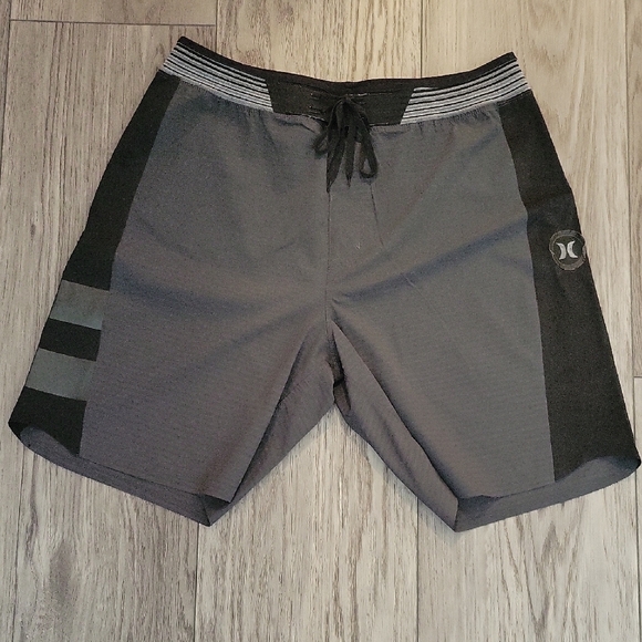 Hurley Phantom and Nike Collaboration with DRI-FIT and Stretch - Picture 2 of 12